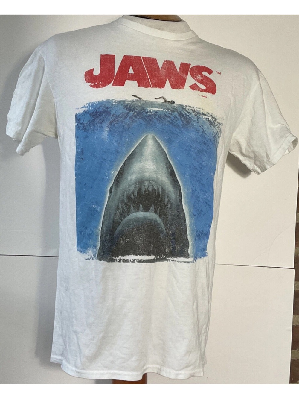 CLASSIC JAWS THE MOVIE POSTER GRAPHIC T SHIRT SIZE MEDIUM